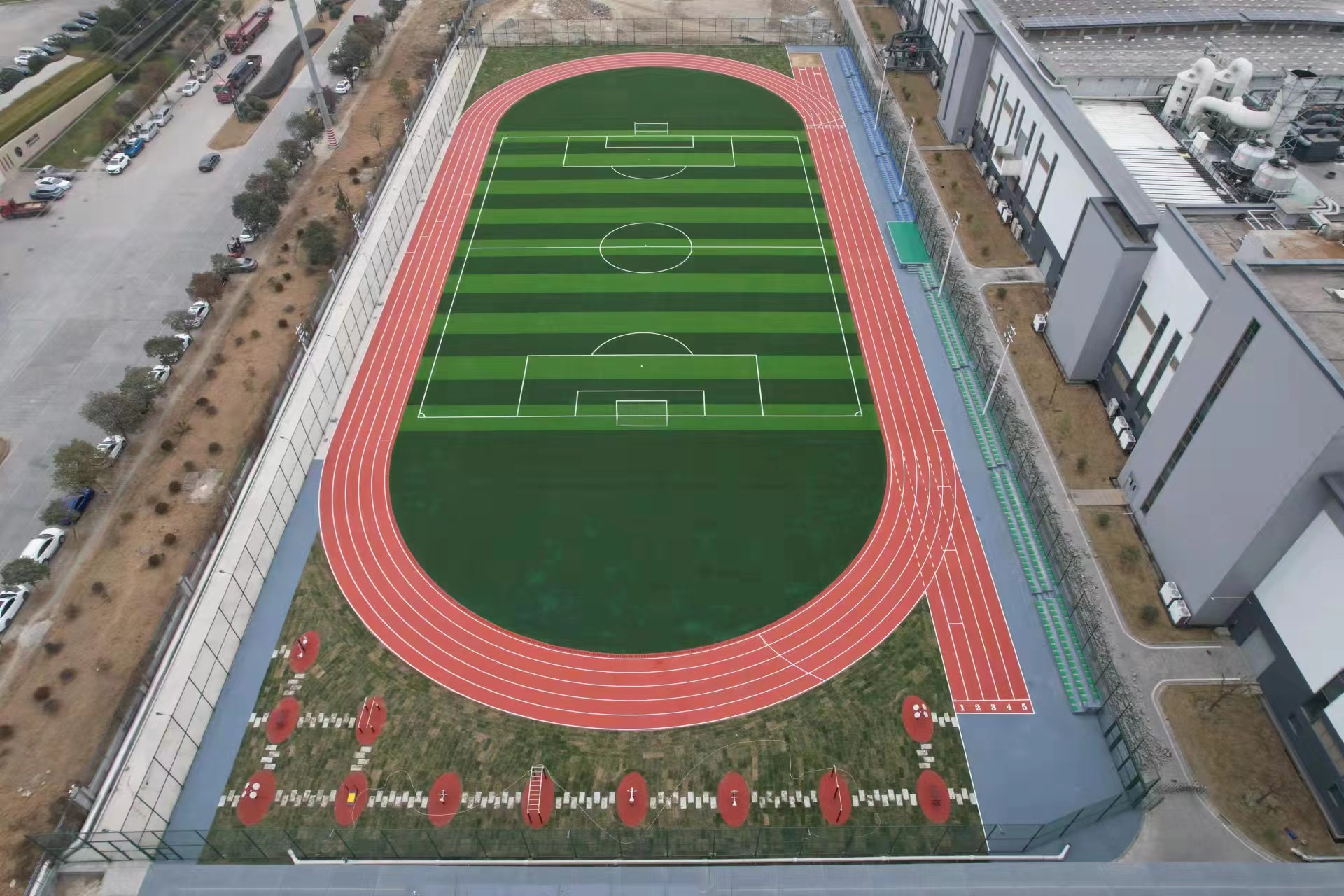 塑膠跑道廠家怎樣選擇，塑膠跑道廠家前期施工，溢邦體育給您解答